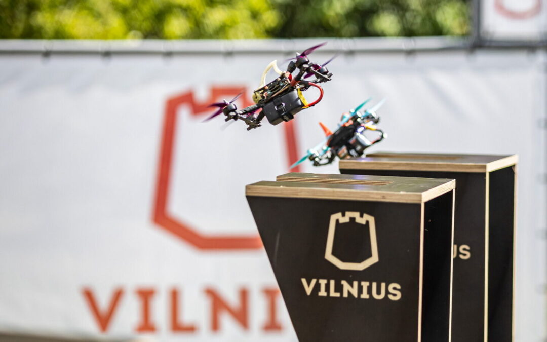 Didžiausios dronų lenktynės Vingio parke